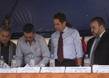 Min. Germán Vargas firma contratos de casas gratis para Nariño