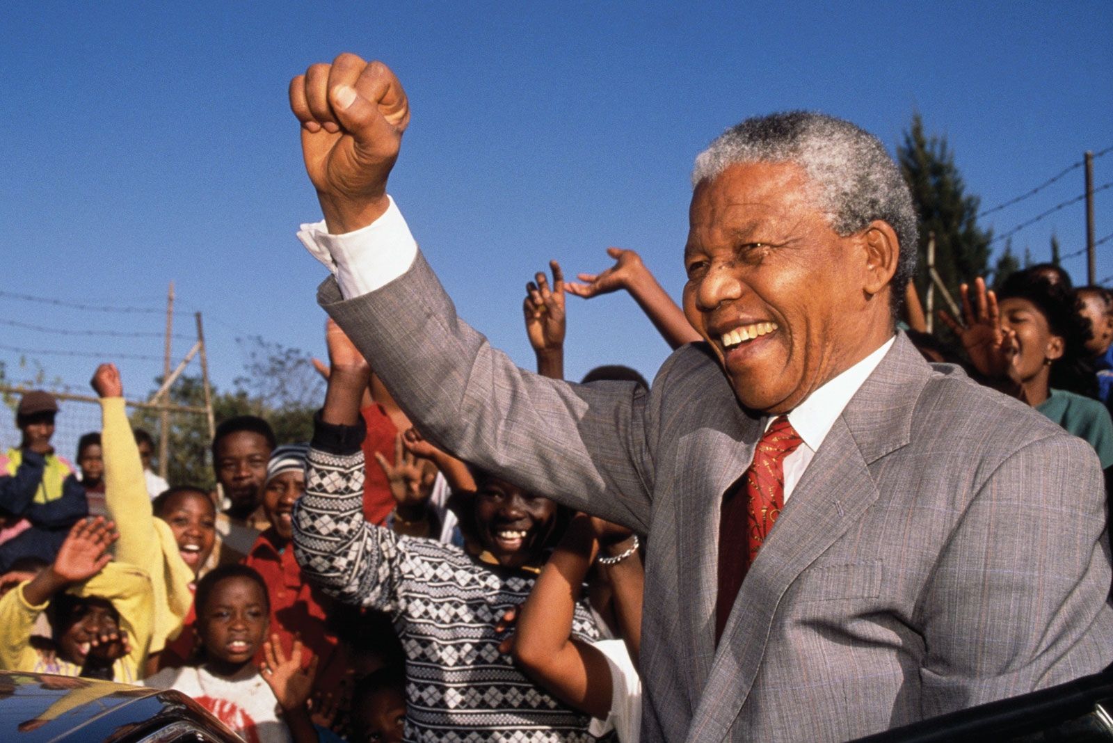 Mandela continúa grave pero estable.
