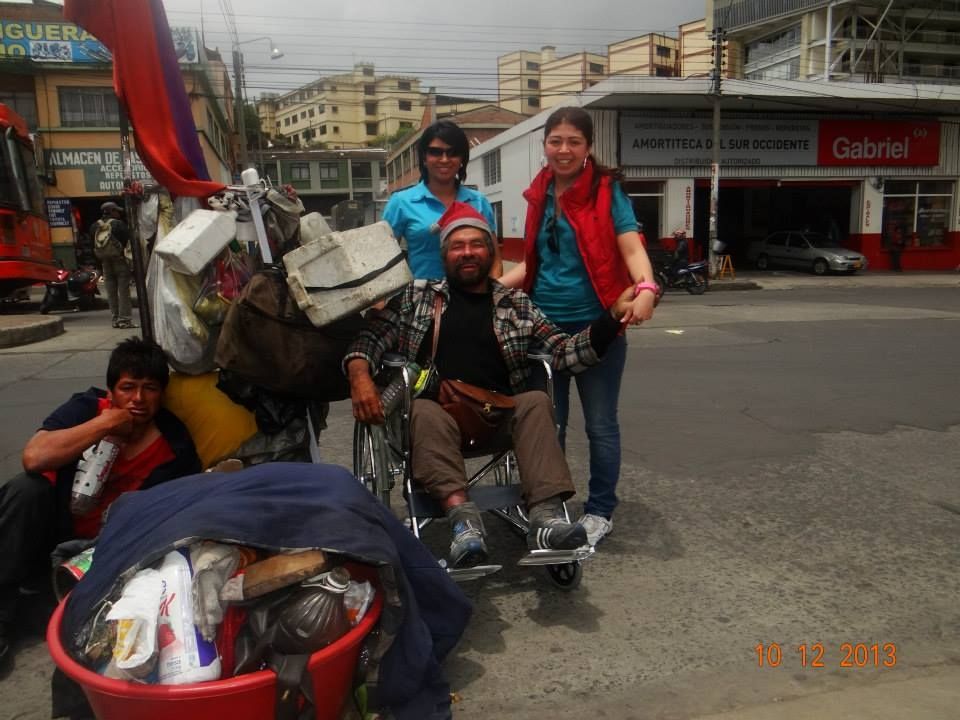 Aneth Castillo, Directora Fundación Nuestra Señora del Pilar, y Diana Carolina Paredes, hacen entrega de una silla de ruedas a don Héctor “El Viejo Papá Noel”.