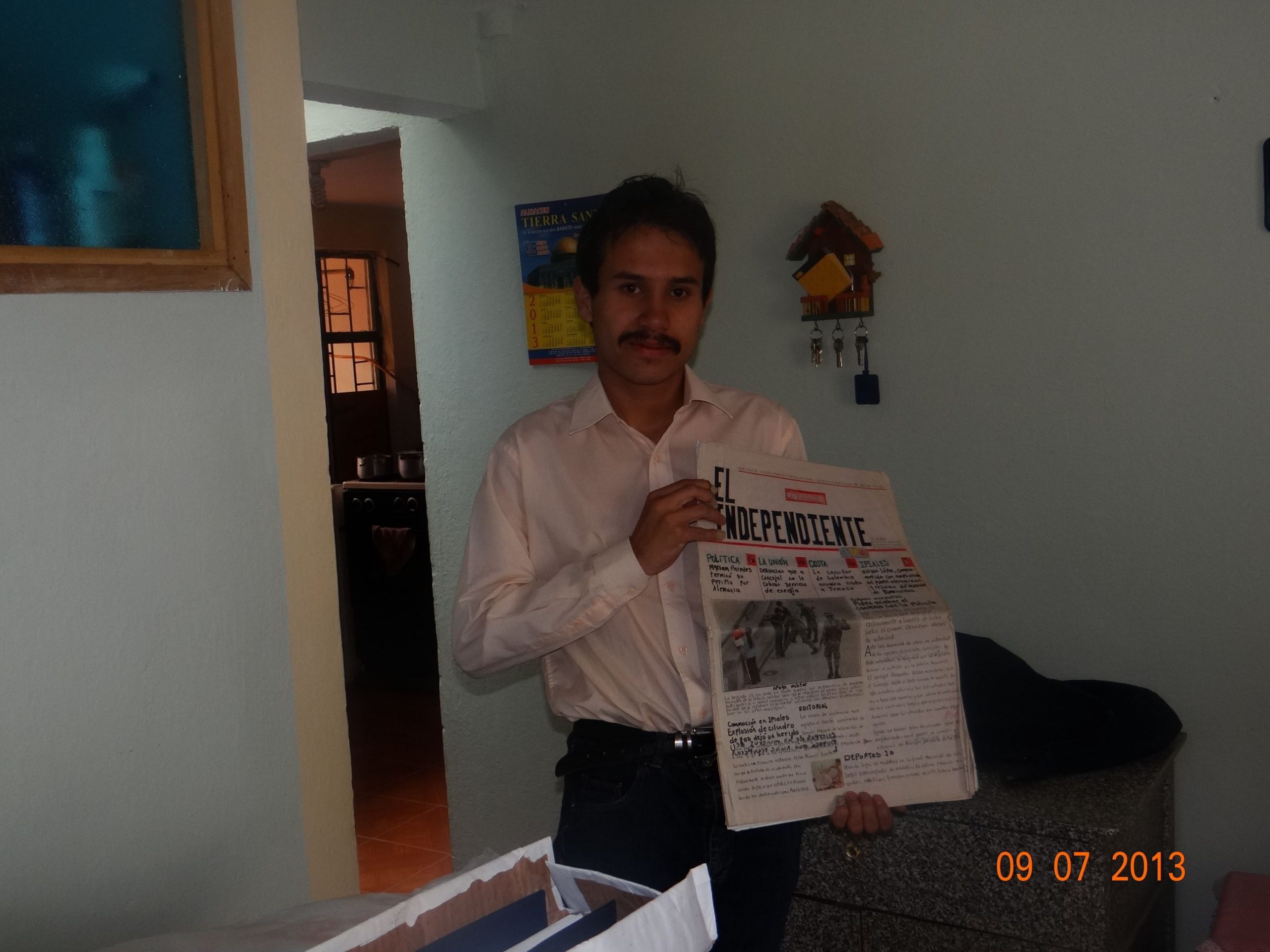 Jeison con su periódico “El Independiente”, hecho totalmente a mano.