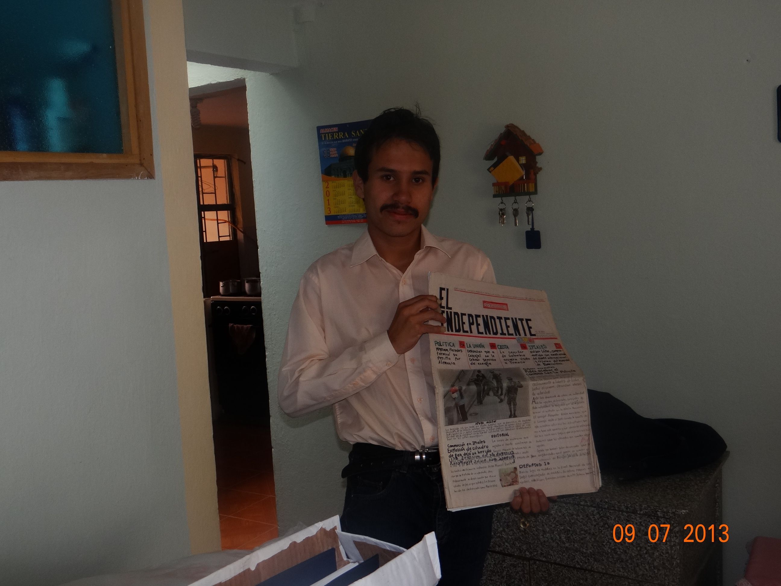 Jeison con su periódico “El Independiente”,  hecho totalmente a mano.