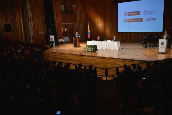 Menos recursos a la guerra y más a la educación. Juan Manuel Santos