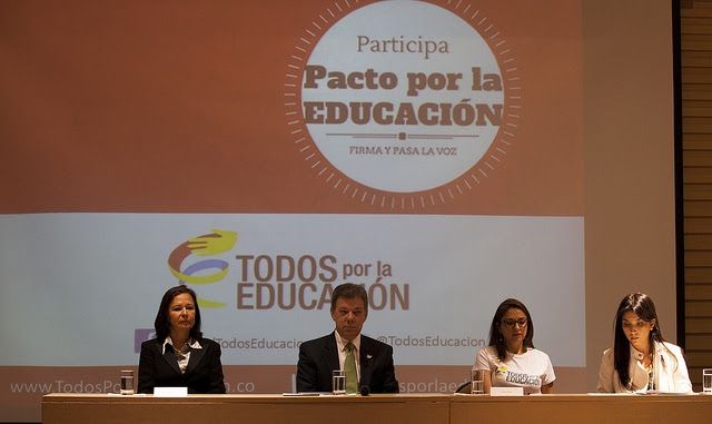 Santos firma el gran pacto por la educación