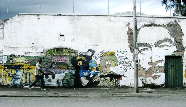 Película Los Hongos: Cultura Urbana y Caos