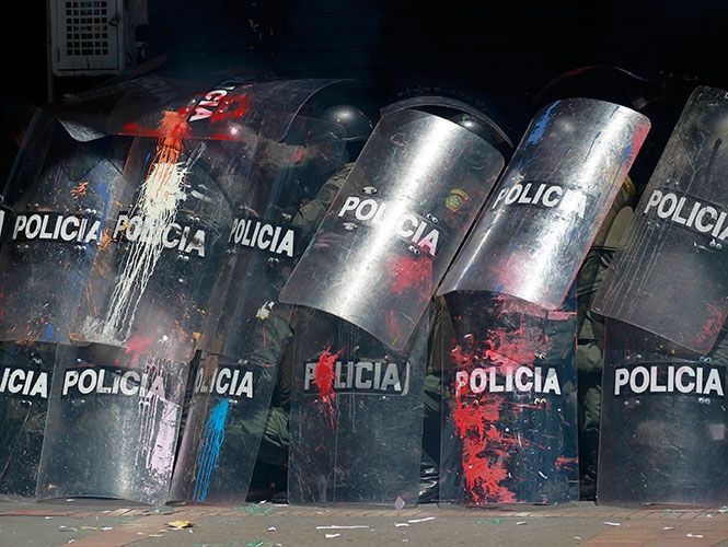 Un hecho sin antecedentes en Colombia seru00eda una huelga de la Policu00eda Nacional.