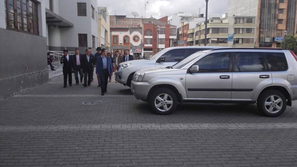 Las camionetas del senador Enríquez Maya