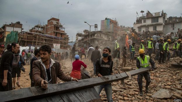 El drama en Nepal continúa dejando más de 2.300 muertos y miles de heridos