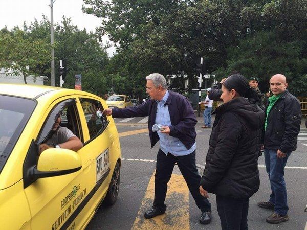 Continúa oposición de Alvaro Uribe contra gobierno Santos
