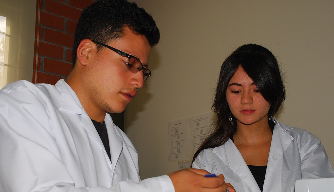 Nariñense desarrolla trabajo para optimizar paneles solares