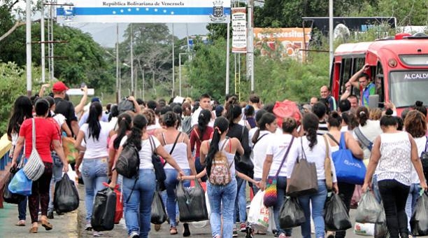 Miles de desesperados venezolanos cruzaron hoy la frontera con Colombia en busca de provisiones