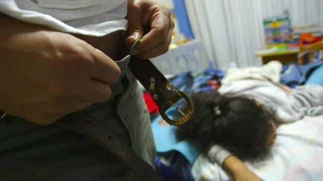 Abusaba sexualmente de su hija de 5 años