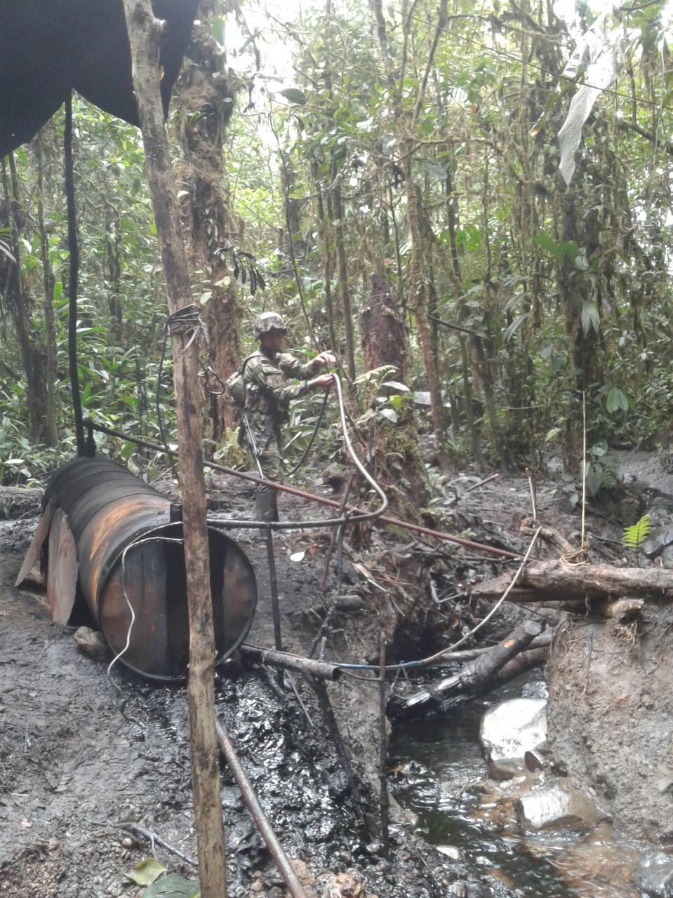 Ejército destruye dos refinerías ilegales