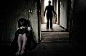 Abusó sexualmente de su propia hija