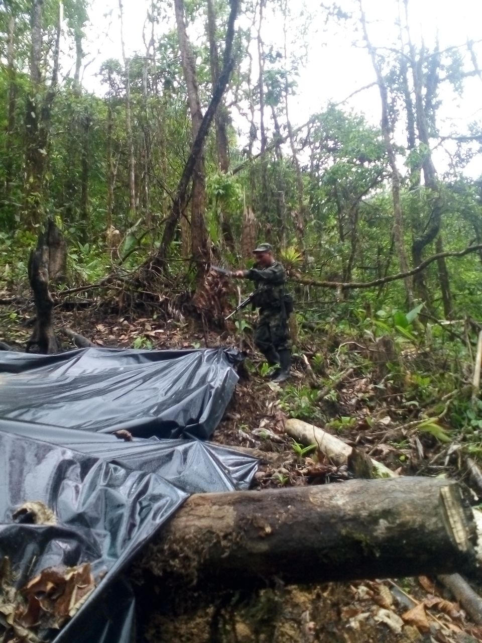 Ejército destruye dos refinerías ilegales