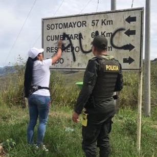 En Policarpa aparecen letreros intimidantes de las AUC