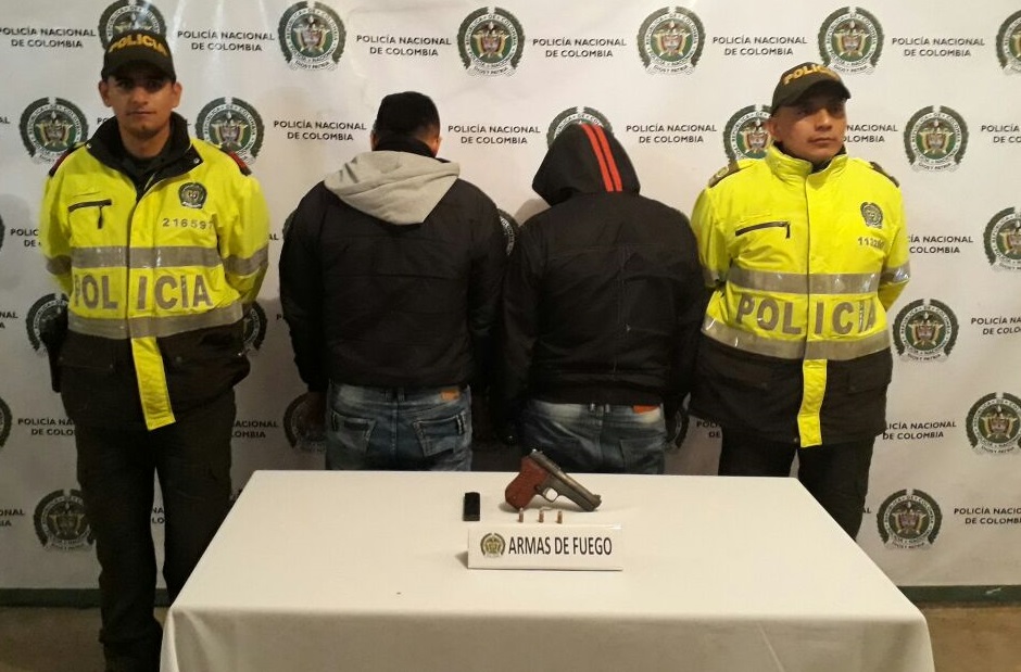 En Pasto, capturados dos delincuentes que intimidaban a sus víctimas con arma de fuego