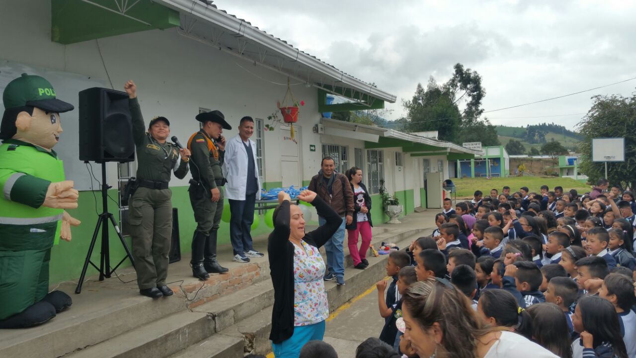 En Pasto, Policía Nacional entrega kits escolares en zona rural