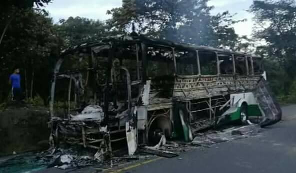 En Nariño, incendiado bus que cubría la ruta Tumaco-Cali