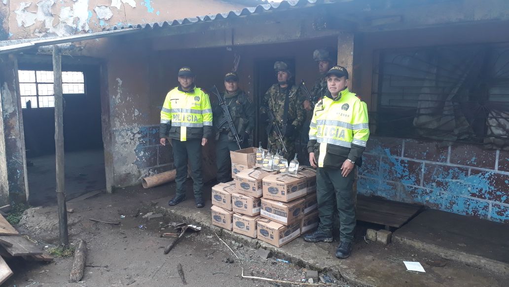 En Pasto, descubren fábrica de aguardiente adulterado a un lado de La Cocha