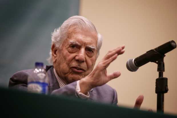El libro sobrevivirá “en el mar de las redes sociales”: Mario Vargas Llosa