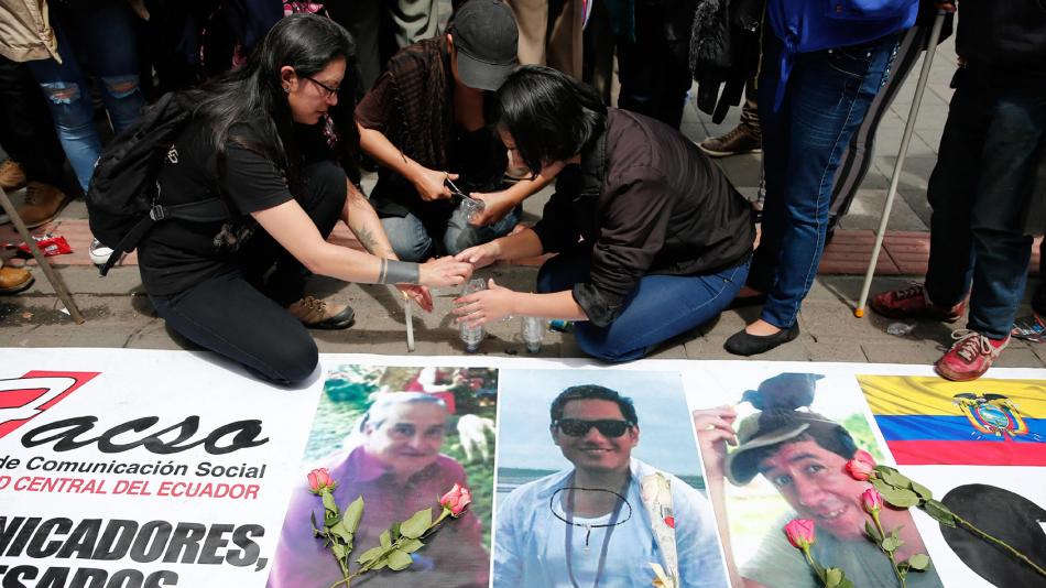 Familiares de periodistas ecuatorianos asesinados reprochan el manejo de la información en la identificación de cadáveres