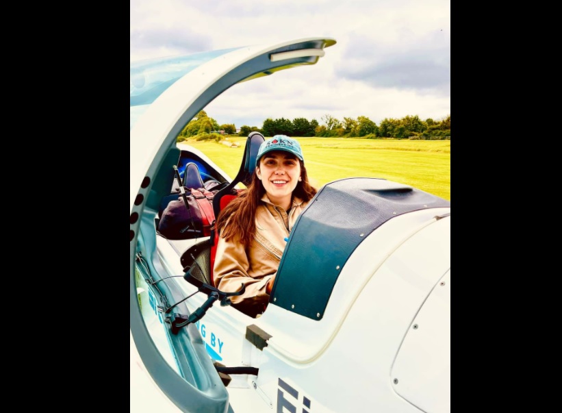 Aterrizó en Tumaco Zara Rutherford, la joven piloto que busca batir récord Guinness