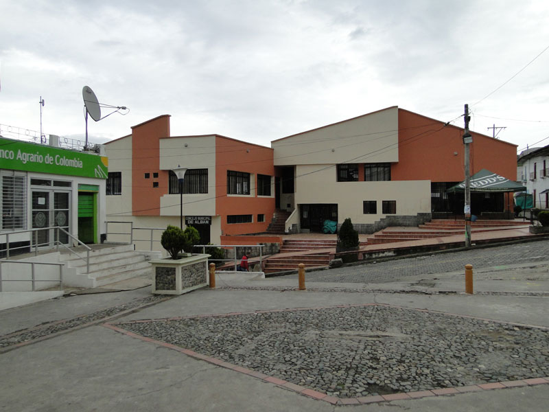 Alcalde de Albán pide investigar irregularidades en construcción de 300 viviendas para damnificados por ola invernal