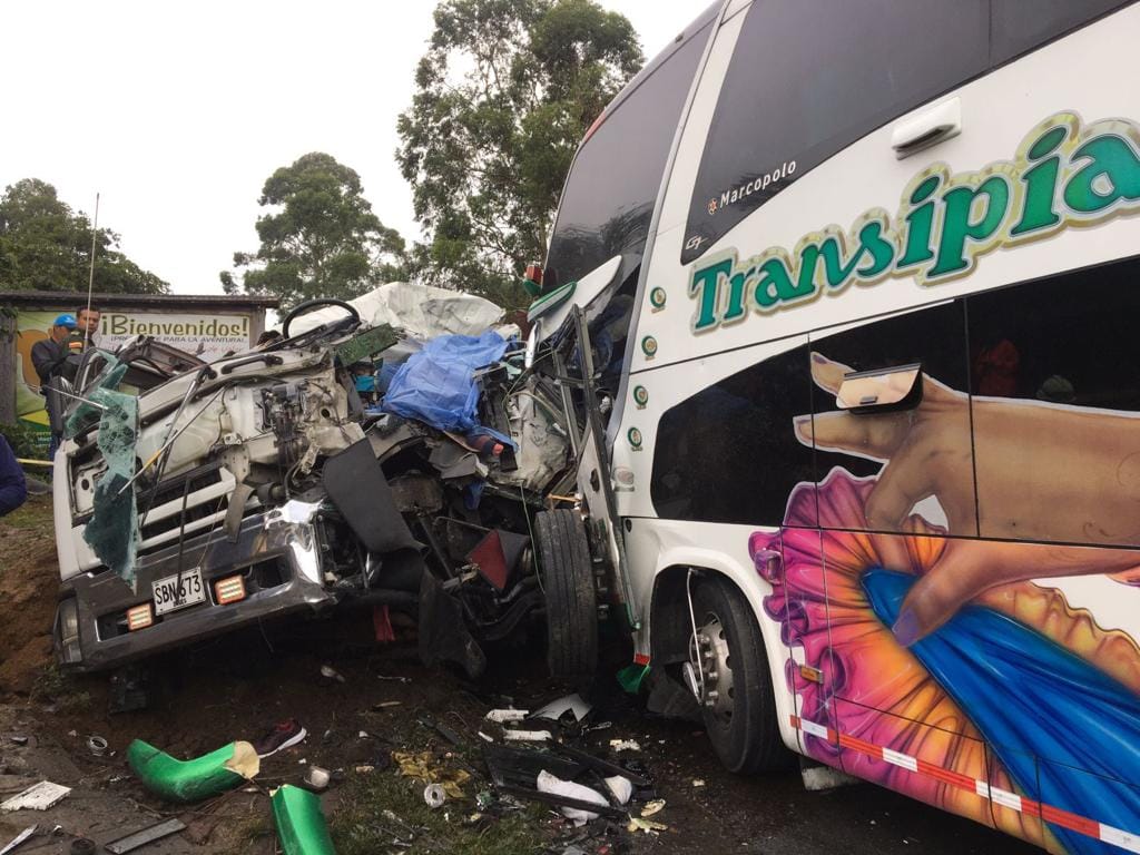 Dos conductores murieron tras accidente de bus y camión registrado en el Cauca