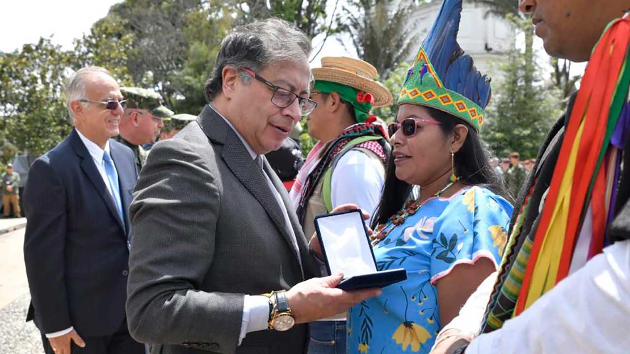 Petro condecoró a quienes rescataron a niños indígenas en la selva