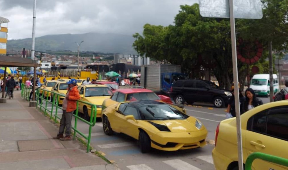 Supuesto taxi ferrari se convierte en atracción turística en Pasto