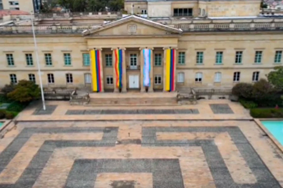 Por primera vez en la historia se izó la bandera LGBTIQ+ en la Casa de Nariño