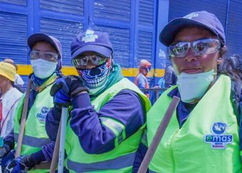 Decenas de operadores limpian las calles tras desfiles de Carnaval de Negros y Blancos
