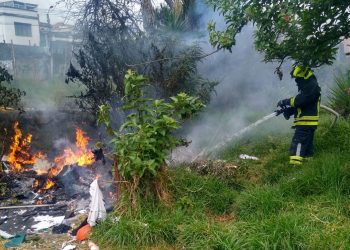 Bomberos actúan para controlar incendio en Pasto