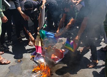 Irak aprueba ley que penaliza a personas LGTBIQ+ y la reasignación de sexo