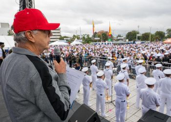 Abuchean a ministro de Defensa en medio de acto público