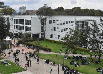 Aplazan grados en Universidad Nacional por falta de firmante en los diplomas