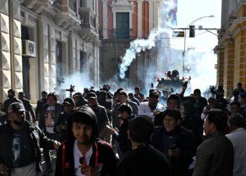 En un intento de golpe de estado, tropas y tanquetas se despliegan frente a la sede del gobierno de Bolivia