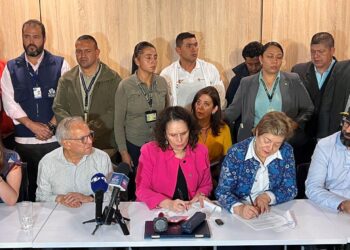 Gobierno firma compromiso para levantar el paro