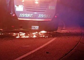 El terror se volvió a tomar la vía entre Pasto – Popayán: queman bus de empresa de transporte