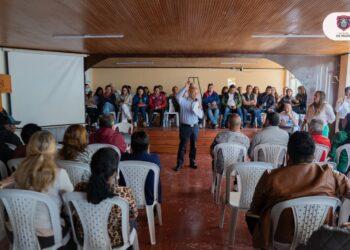 Alcalde Nicolás Toro se reunió con habitantes de la Comuna 12 quienes expusieron sus necesidades en acueductos, seguridad y vías