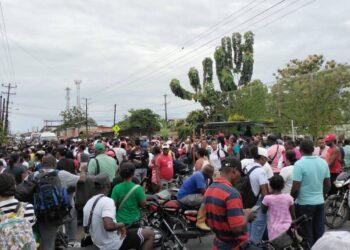 Campesinos cocaleros bloquean vías en Tumaco por incumplimientos del PNIS