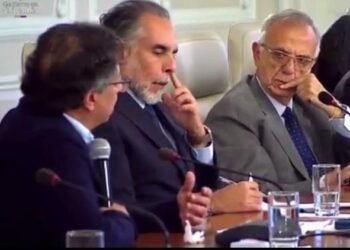 Funcionarios de carrera administrativa rechazan señalamientos del presidente Petro: “No somos cuotas políticas, somos producto del mérito”