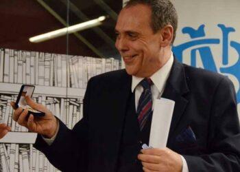 “La poesía sirve para entender la cotidianidad”: Rafael Courtoisie