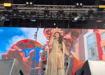 Vivi Guerrero rinde homenaje al Carnaval de Negros y Blancos en Londres, en el festival latino más grande de Europa