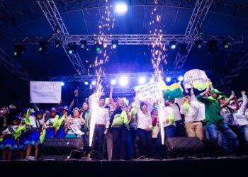 Apoteósico cierre de campaña de una candidata que se conecta con el pueblo.