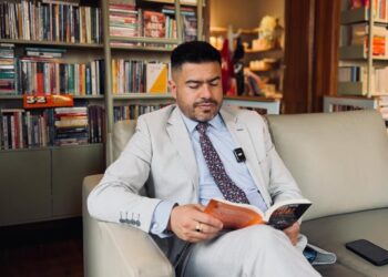 Mario Cepeda Bravo: El personaje principal.
