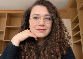 Dejar el «modo turista» y escuchar las propias heridas: una reflexión sobre la migración y Las versiones que me habitan