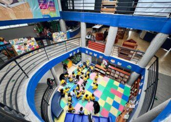 Cuando un joven encuentra su lugar: la biblioteca que convierte el arte y la lectura en oportunidades de vida